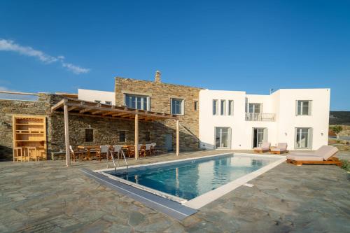 eine Villa mit einem Swimmingpool vor einem Haus in der Unterkunft Seahorse Villa in Makrotándalon