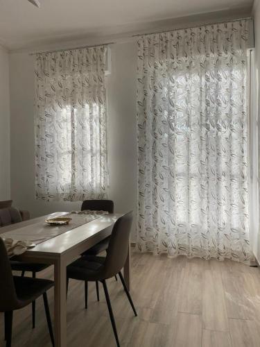 une salle à manger avec une table et des chaises et une fenêtre dans l'établissement Salinelle Home, à Paterno