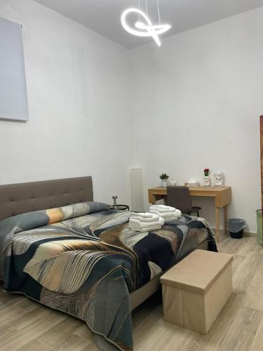 een slaapkamer met een bed en een wit plafond bij Salinelle Home in Paterno