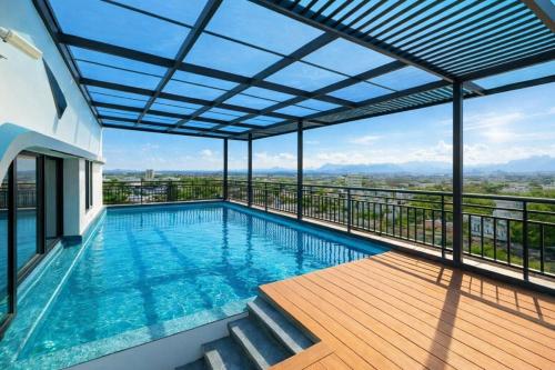 una piscina sul balcone di una casa di Luxury 88 Hotel a Phủ Lý