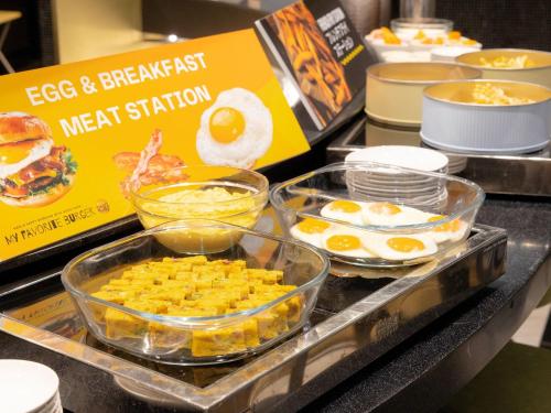 un coin repas avec des œufs et des produits pour le petit-déjeuner sur un comptoir dans l'établissement Hotel Wing International Select Osaka Umeda, à Osaka