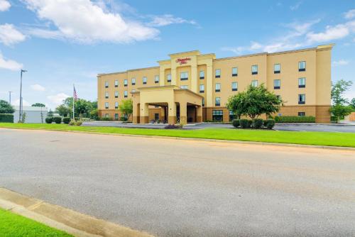an empty street in front of a building at Hampton Inn Foley in Foley