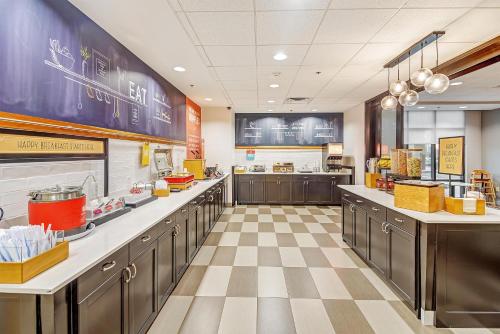 Kuchyň nebo kuchyňský kout v ubytování Hampton Inn Foley