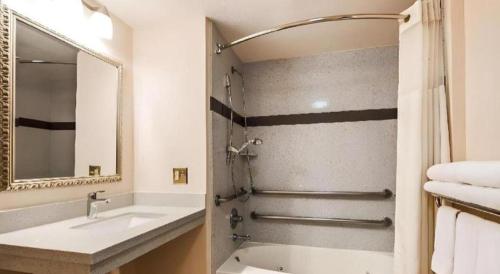 Phòng tắm tại Best Western Plus Twin View Inn & Suites