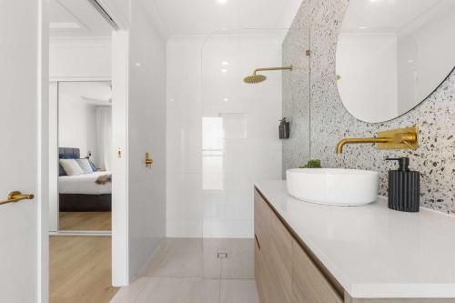 Postel nebo postele na pokoji v ubytování Stylish Beach Retreat Horses & Coastal Charm