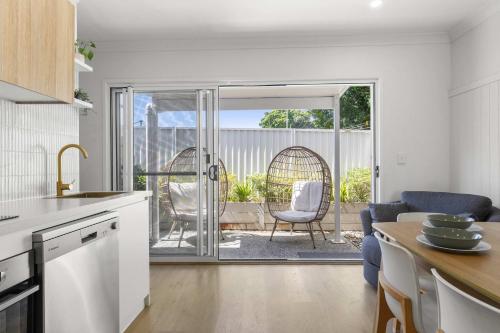 Kuchyň nebo kuchyňský kout v ubytování Stylish Beach Retreat Horses & Coastal Charm