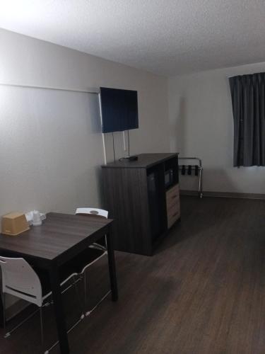 Kuchyň nebo kuchyňský kout v ubytování Bridgeview Inn Chicago Area