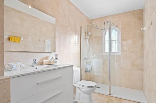 Et badeværelse på Beautiful House in a quiet area