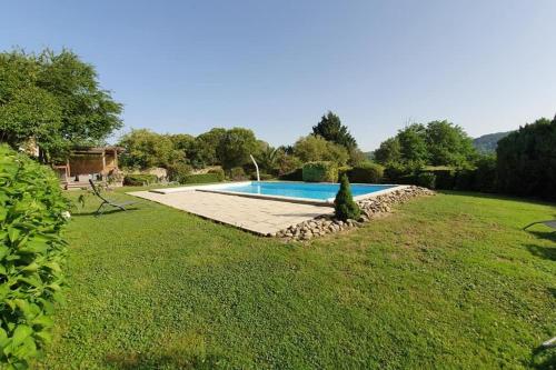 una piscina in mezzo a un cortile di Domaine De Marlas - Gîte de Charme a Rieucros