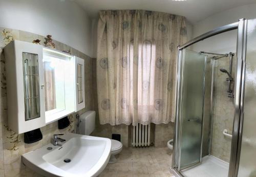 une salle de bains avec lavabo, douche et toilettes dans l'établissement Casa nella campagna Toscana, à Lazzeretto