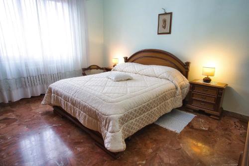 une chambre avec un grand lit et une fenêtre dans l'établissement Casa nella campagna Toscana, à Lazzeretto