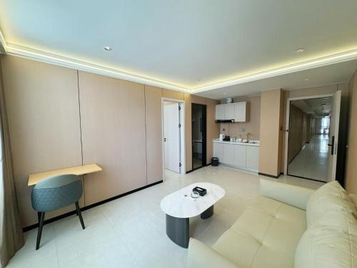 un soggiorno con un divano, un tavolo e una cucina di Four Seasons Hotel a Vientiane