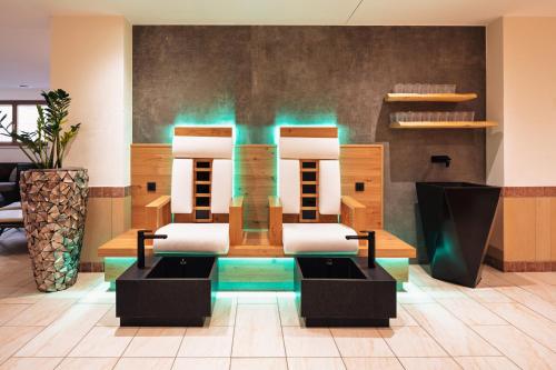 een kamer met twee bedden in een kamer bij Hotel Garni Alpenjuwel in Serfaus