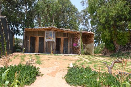 een klein gebouw met een bord ervoor bij camping la dune de mrizika in El Jadida