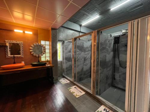 ein Badezimmer mit Dusche und Waschbecken in der Unterkunft Nora Bukit Hotel in Ban Sam Kong