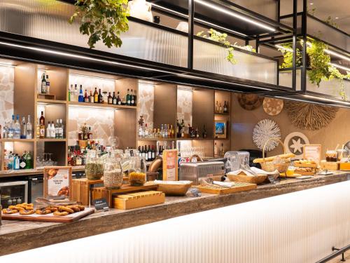 een bakkerij bar met veel eten te zien bij ibis Dubai World Trade Centre in Dubai