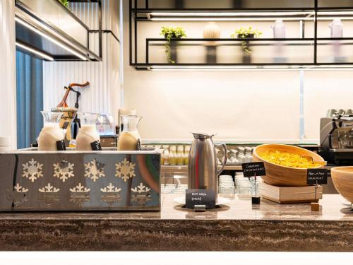 een keuken met een aanrecht en een koffiezetapparaat bij ibis Dubai World Trade Centre in Dubai