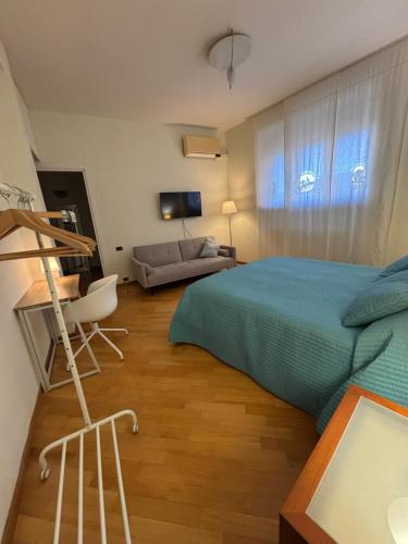 een slaapkamer met een bed, een stoel en een bank bij Mater Domini in Chieti