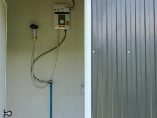 une douche dans une pièce à côté d'une fenêtre dans l'établissement Ozone Valley Camp Khaoyai, à Nong Nam Daeng
