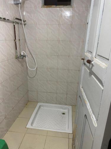 een badkamer met een douche en een afvoer in de vloer bij Hotel des Alliés in Tunis
