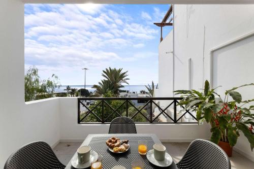 Tabaybas 7 Beachfront Pool Sea Views by Bayside