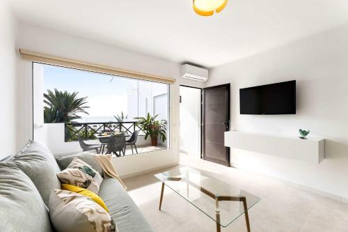 Tabaybas 7 Beachfront Pool Sea Views by Bayside