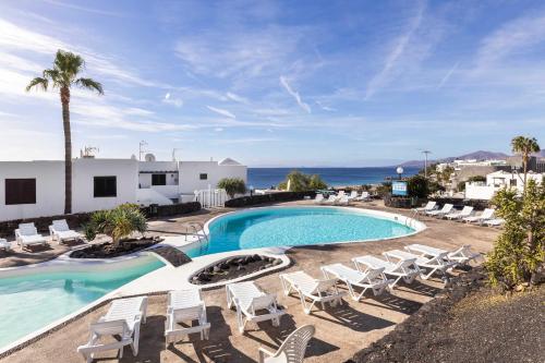 Tabaybas 7 Beachfront Pool Sea Views by Bayside