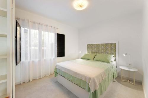 Tabaybas 7 Beachfront Pool Sea Views by Bayside