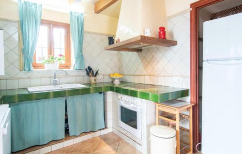 een keuken met een spoelbak en een fornuis bij Villa Sa Mata in Campanet