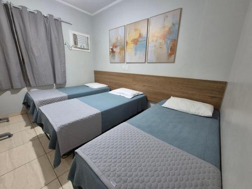 una camera con 3 letti di Olímpia Temporada Cond. Villagio a Olímpia