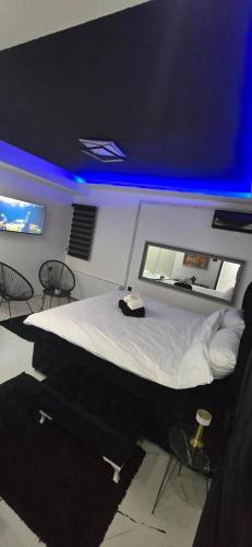 een slaapkamer met een groot bed en een blauw plafond bij Tina apartman in Vranje