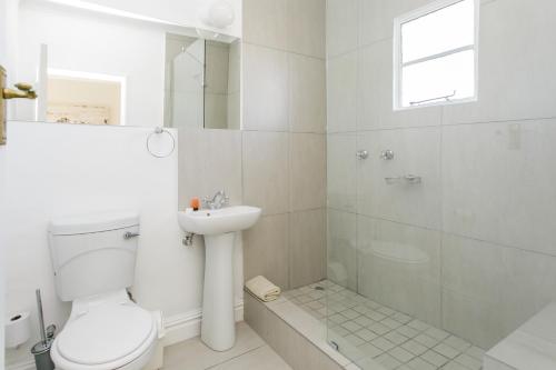 a bathroom with a toilet and a sink and a shower at Wagon Wheel Country Lodge in Beaufort West