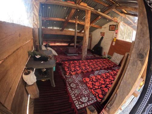 een uitzicht op een slaapkamer in een huis bij Cliff Seek in Kalgha