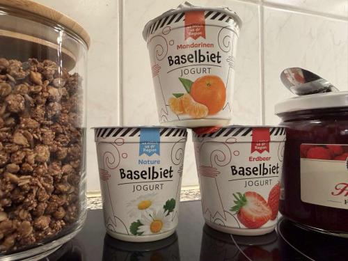 drie potten pindakaas met jam en wat noten bij Centurio 5 in Baselaugst