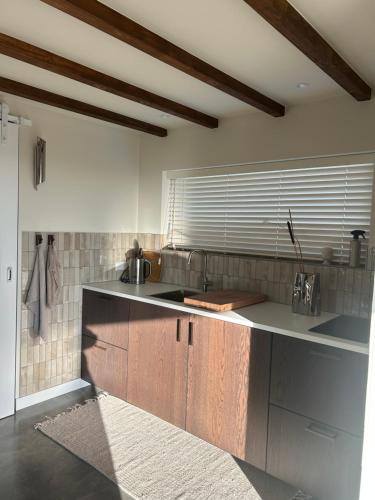 une cuisine avec un évier et un plan de travail dans l'établissement Studio34, à Hauwert