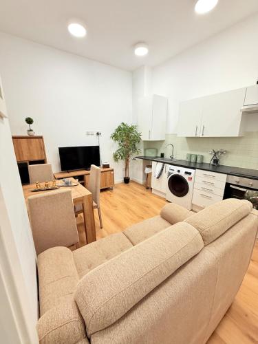 Spacious 2 Bedroom Apartment Centre Of Town