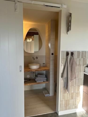 une salle de bains avec un lavabo et un miroir dans l'établissement Studio34, à Hauwert