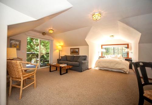 a living room with a bed and a couch at Harmony Ridge Lodge in Nevada City