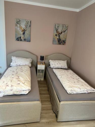 Giường trong phòng chung tại FeWo Am Neckarsteig