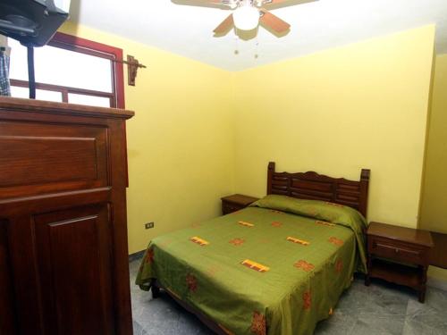 a bedroom with a bed and a ceiling fan at Hotel Camino de Villaseca in Guanajuato