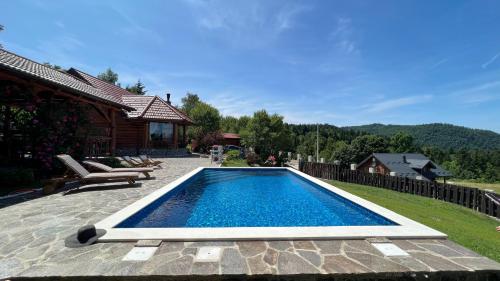 Bazén v ubytování Rustic villa Roza with outdoor pool in Kupjak nebo v jeho okolí