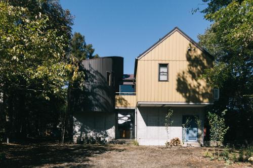 a yellow house with a silo at ヴィヒタ 山中湖 in Yamanakako
