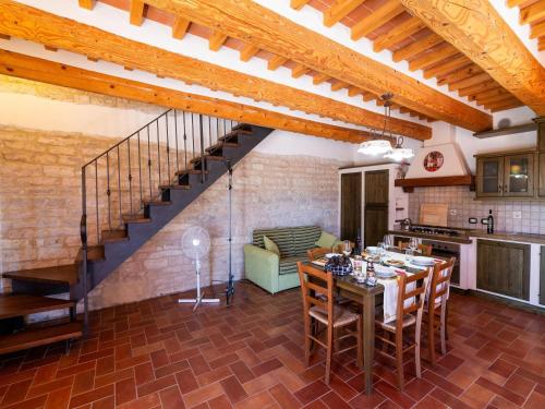 卡利Apartment in a farmhouse with 2 swimming pools的厨房以及带桌子和楼梯的客厅。