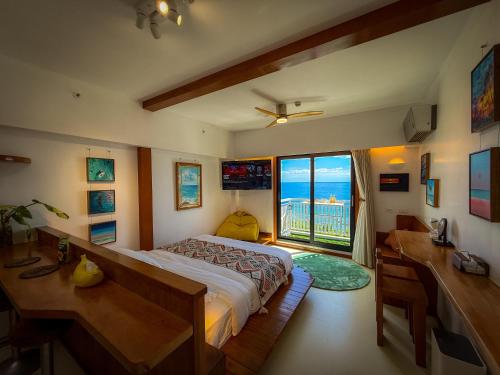 Aqua Horizon Beachside Skyline Vista Art Condominium في داويس: غرفة نوم مع سرير وإطلالة على المحيط