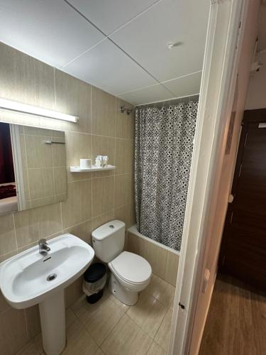 Hotel Norai في يوريت دي مار: حمام مع مرحاض أبيض ومغسلة