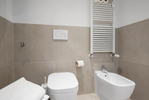 un bagno con un water bianco e un lavandino di B&B Le Stanze del Duomo a Firenze