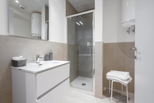 un bagno con lavandino e doccia di B&B Le Stanze del Duomo a Firenze
