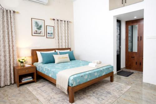 En eller flere senge i et værelse på PATHIRAMANAL Service Villas