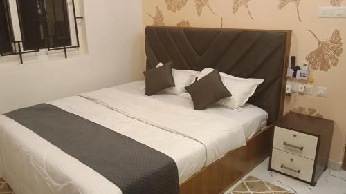 En eller flere senge i et værelse på Gurunandanam