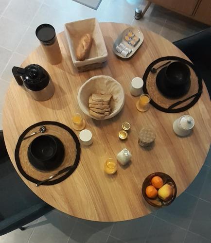 einen Holztisch mit Essen darüber in der Unterkunft La Rose des Vents in Valence